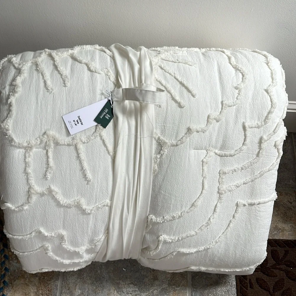 Urban Outfitters Margot Tufted Floral Comforter Twin/ Twin XL NWT